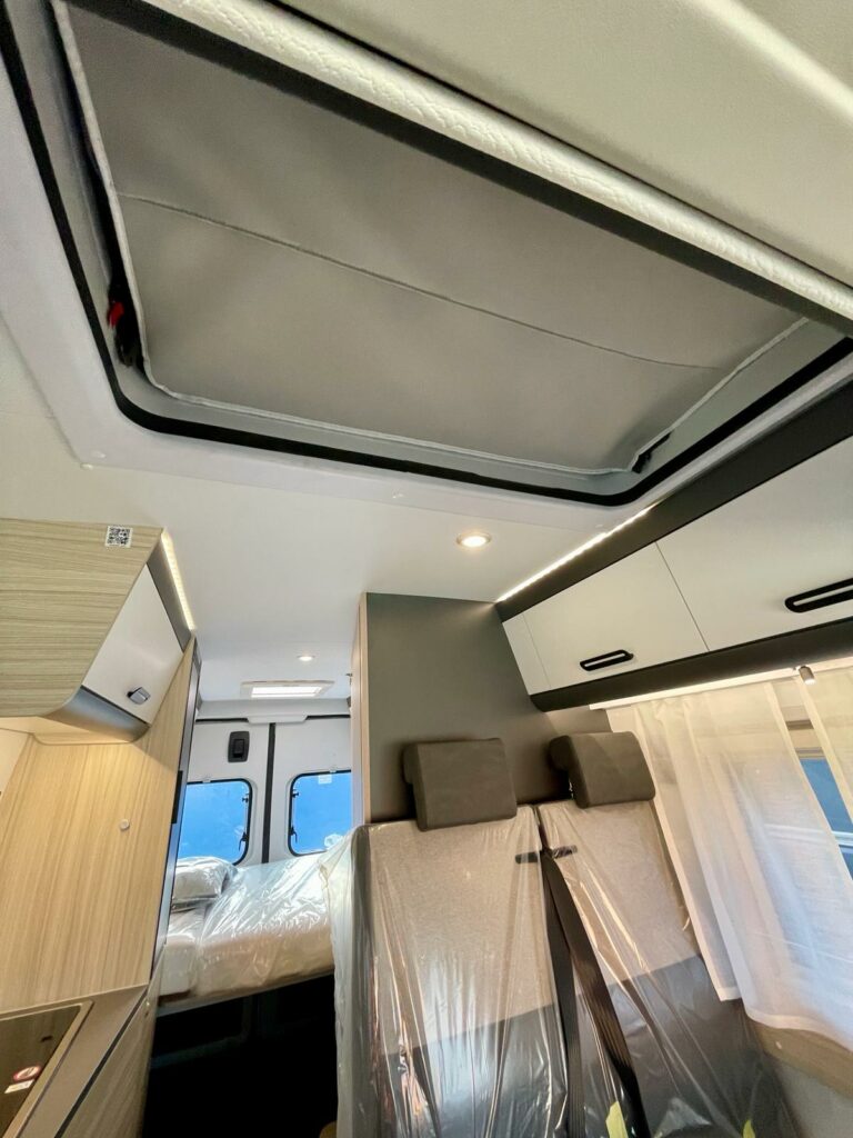 CAMPER VAN SUN LIVING V 60 SP TENT TOP IN VENDITA DA TRAPASSOAUTO IN SARDEGNA (17)