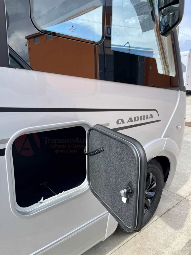 Adria Sonic Supreme 700 DC Camper Sardegna motorhome (15)