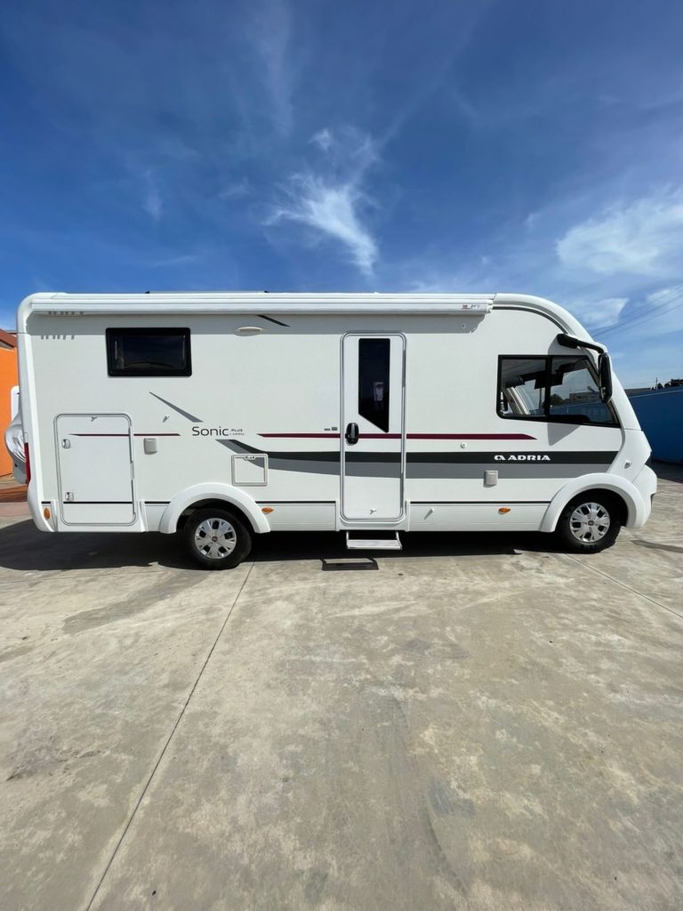 Camper motorhome usato Sardegna Adria Sonic Plus 600 SL con letti gemelli (2)