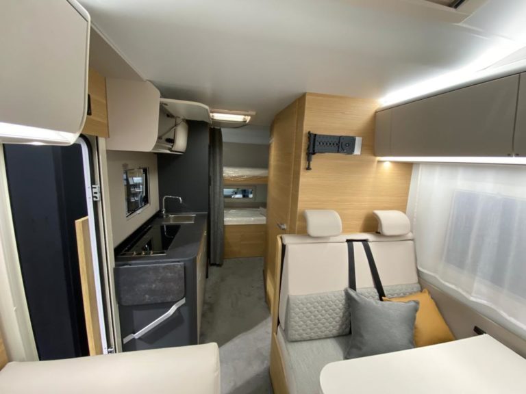 camper mansardato Adria Coral Axess 650 DK (7)