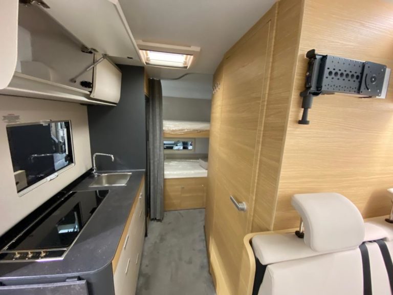 camper mansardato Adria Coral Axess 650 DK (9)