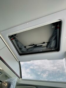 Camper van Adria Twin Sports 640 SgX con tetto a soffietto in vendita da TrapassoAuto (12)
