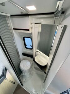 Camper van Adria Twin Sports 640 SgX con tetto a soffietto in vendita da TrapassoAuto (24)