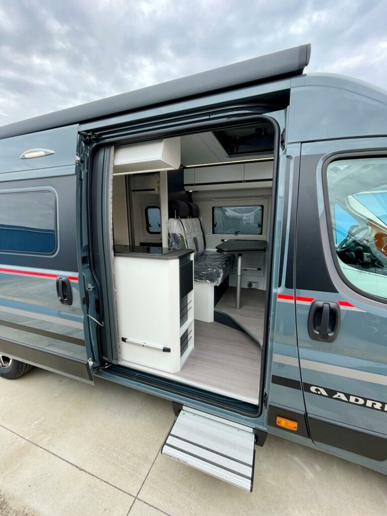 Camper van Adria Twin Sports 640 SgX con tetto a soffietto in vendita da TrapassoAuto (3)