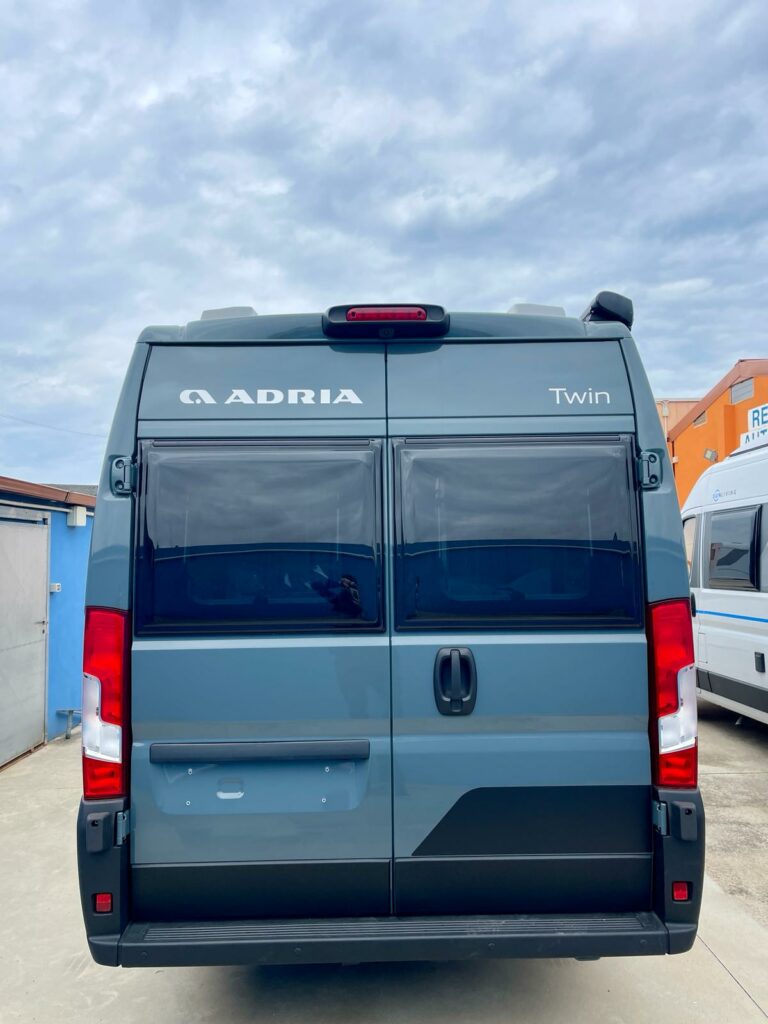 Camper van Adria Twin Sports 640 SgX con tetto a soffietto in vendita da TrapassoAuto (7)